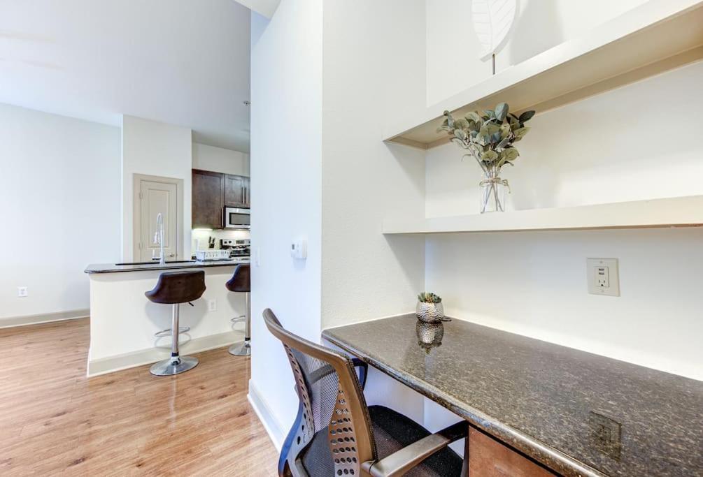 Chic 1Br Near Nrg With Pool Wifi Freeparking Apartment Houston Bagian luar foto