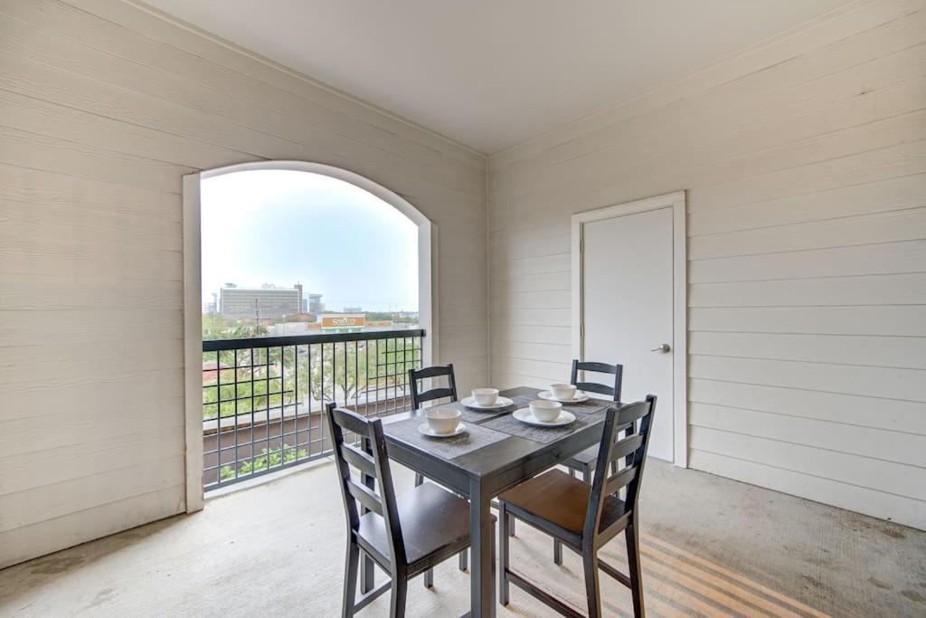 Chic 1Br Near Nrg With Pool Wifi Freeparking Apartment Houston Bagian luar foto