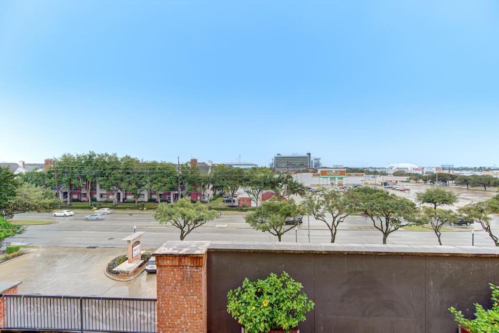 Chic 1Br Near Nrg With Pool Wifi Freeparking Apartment Houston Bagian luar foto