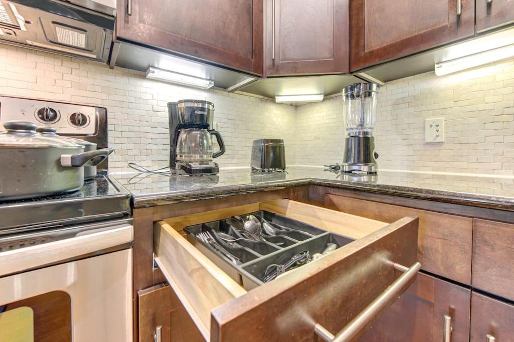 Chic 1Br Near Nrg With Pool Wifi Freeparking Apartment Houston Bagian luar foto