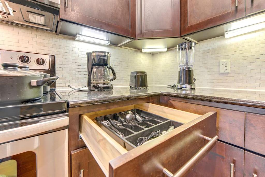 Chic 1Br Near Nrg With Pool Wifi Freeparking Apartment Houston Bagian luar foto