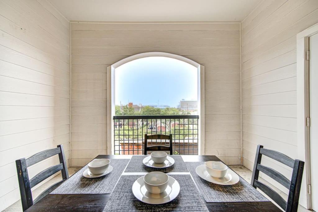 Chic 1Br Near Nrg With Pool Wifi Freeparking Apartment Houston Bagian luar foto